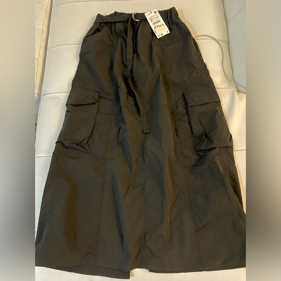 NWT ZARA Nylon Black Long Cargo Skirt With Back Slit Size XS - Picture 5 of 10